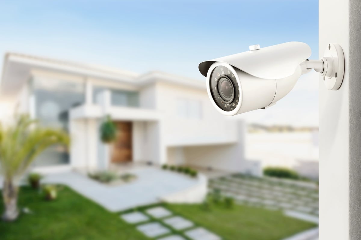 Cámara de vigilancia moderna exterior