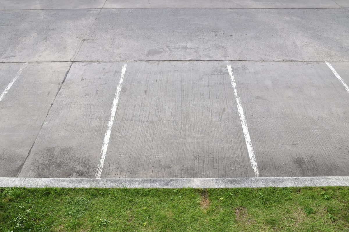 Espacio de estacionamiento residencial con líneas pintadas sobre pavimento