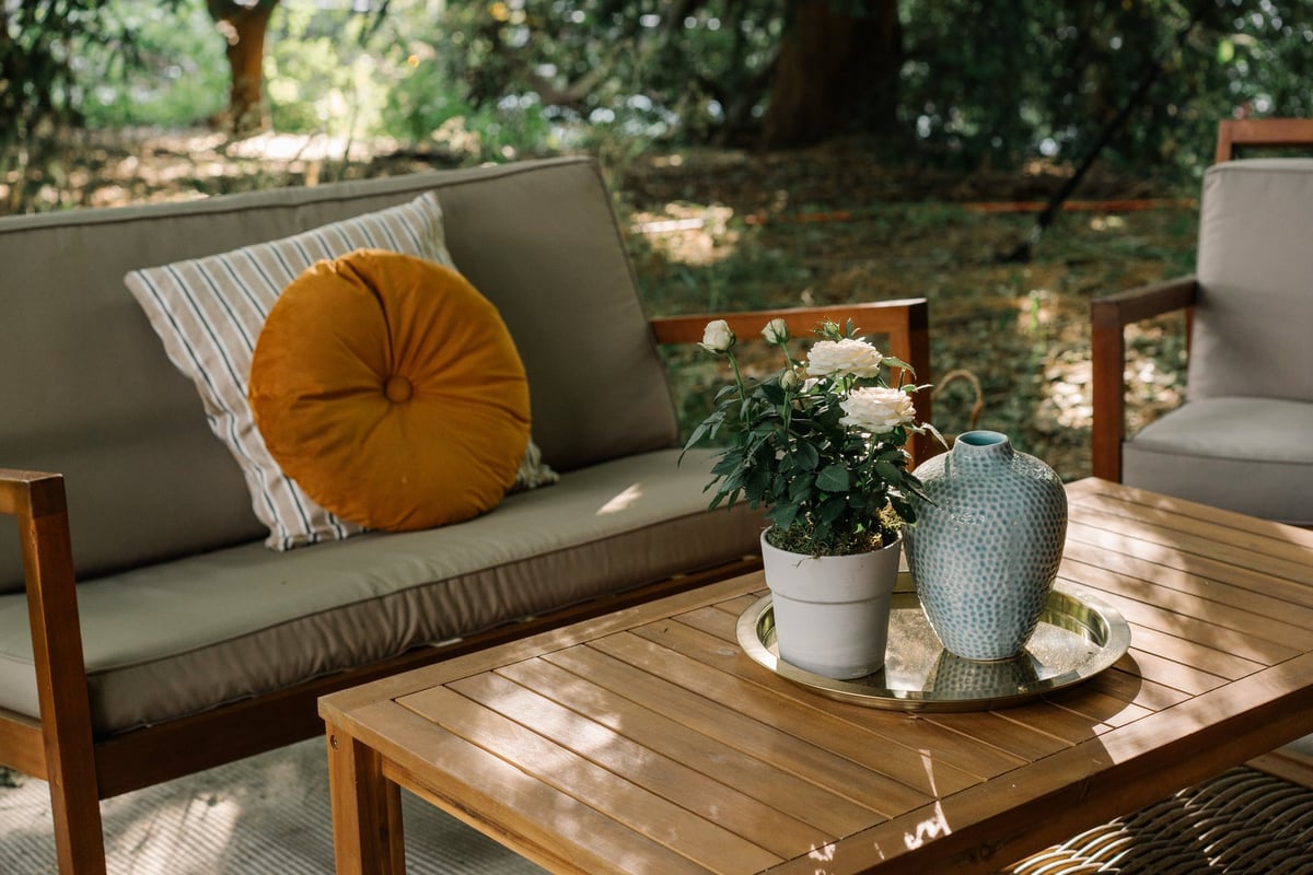 Terraza ajardinada con muebles modernos