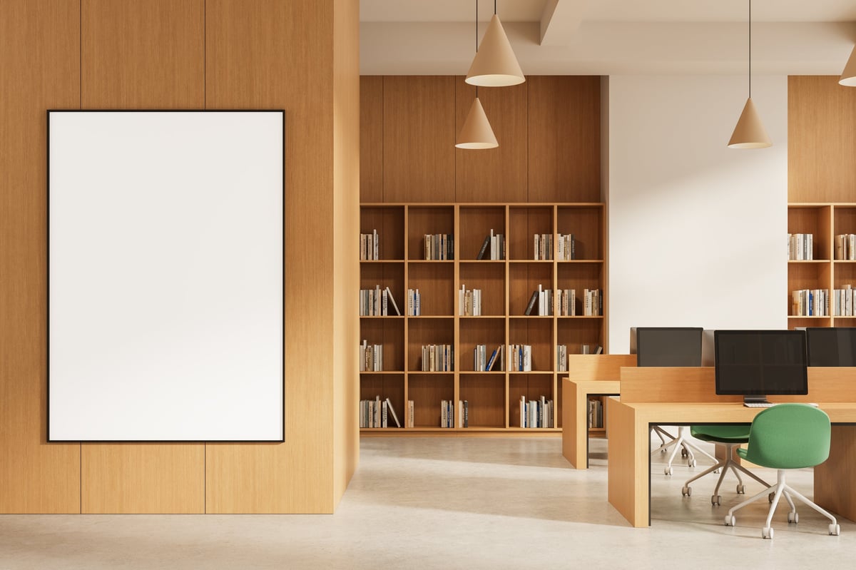 Biblioteca moderna con plantas, madera cálida y sillones verdes, ambiente acogedor y femenino